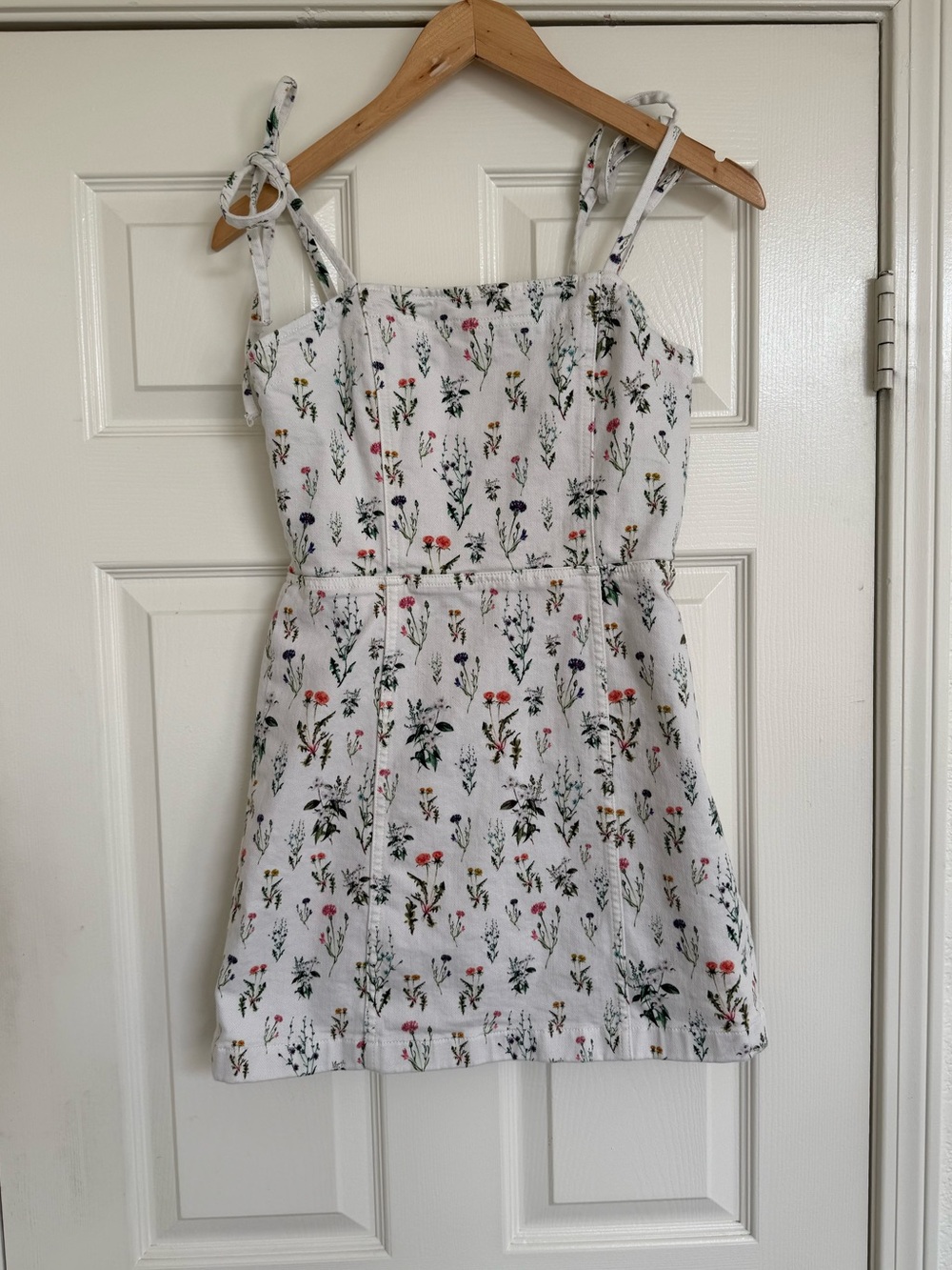 Alice + Olivia Jensen Tie Strap Denim Sundress In Georgia Floral White 4 - Picture 3 of 7